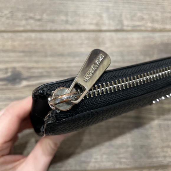 Michael Kors Women's Jet Set Travel Large Three Quarter Zip Wallet - Picture 11 of 11